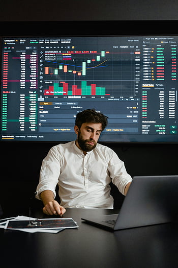 szakállas férfi, kriptovaluta -kereskedelem, irodai munka, fókuszált ember, kereskedési táblázatok, irodai környezet, Pénzügyi elemzés, tőzsde, szakmai kereskedő, modern iroda, technológiai beállítás