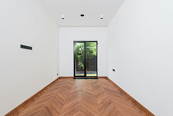 ahşap zemin, Beyaz duvarlar, minimalist iç, Parke döşeme, cam kapı, temiz oda, modern dizayn, kapalı alan, boş oda, Çağdaş Tarz, doğal ışık