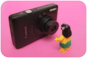 lego minifigur, Canon Kamera, rosa Hintergrund, Hula Mädchen, Zoomfunktion, Sigma 28mm, Minifig 365, Canon ixus 100is, Verspielte Fotografie, kreative Komposition, Spielzeugfotografie