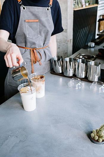 barista, χύνοντας, παγωμένοι Lattes, σαφές ποτήρι, κομψό καφενείο, ακρίβεια, καφέ υγρό, καφετέρια, καφέ ρύθμιση, ποδιά Barista, μεταλλικό κανάτα