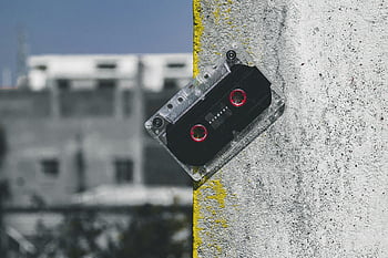 caseta audio, clar și negru, gri, Perete de beton texturat, Casetă clasică, fotografie în aer liber, închisă, Muzică vintage, Audio retro, mediul urban, bandă galbenă