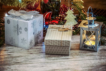 Weihnachtsszene, Verpackte Geschenke, Graue Metalllaterne, Feiertagsdekorationen, graue Geschenkboxen, Beige Geschenkboxen, Festliche Szene