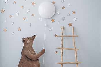 dekorasi pembibitan, beruang dengan balon, bintang, tangga kayu, suasana main -main, kamar bayi yang menawan, cahaya dekat bintang, dekorasi kamar bayi, kamar anak-anak, dekorasi dinding bintang, sosok beruang