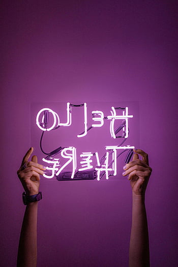 Neon bord, Hallo daar, paarse achtergrond, Bright Neon, handen vasthouden, neon verlichting, paars neon, Teken vastgehouden, neontekst, paarse muur, neon display