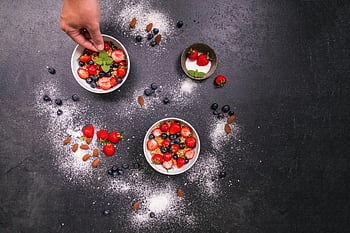 frutti di bosco, fragole, mirtilli, mandorle, ciotole, tavolo nero, Organizzazione a mano, frutta fresca, cibo salutare, dolce, spuntino