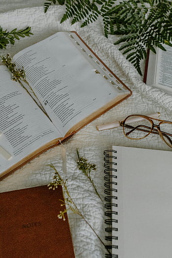 occhiali, quaderno a spirale, Bibbia, distesa piatta, tessile bianco, accogliente, Bibbia aperta, i Quaderni, decorazione floreale, Setup di studio, Materiali di lettura