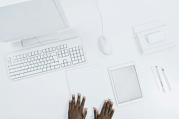 flatlay, minimalistisk arbeidsplass, hvitt kontor, toppvisning, dingser, personens hender, tastatur, mus, tablett, penn, papir