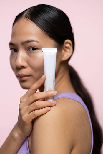 Wanita di Tank Top Ungu, memegang krim, tabung plastik putih, perawatan kulit, tabung kosmetik, latar belakang merah muda, wanita muda, Mempromosikan perawatan kulit, produk krim, produk kecantikan, Iklan perawatan kulit