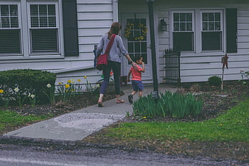 kvinna, pojke, hus, springtime, trädgård, mamma, son, gående, välkomnande atmosfär, framsida, trottoar