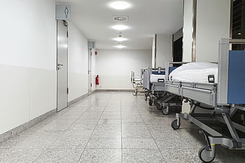 nemocniční lůžka, chodba, moderní nemocnice, prázdná lékařská lůžka, sterilní prostředí, nemocniční chodbě, lékařské zařízení, Nastavení zdravotní péče, interiér nemocnice, lékařské vybavení, nemocniční pokoj