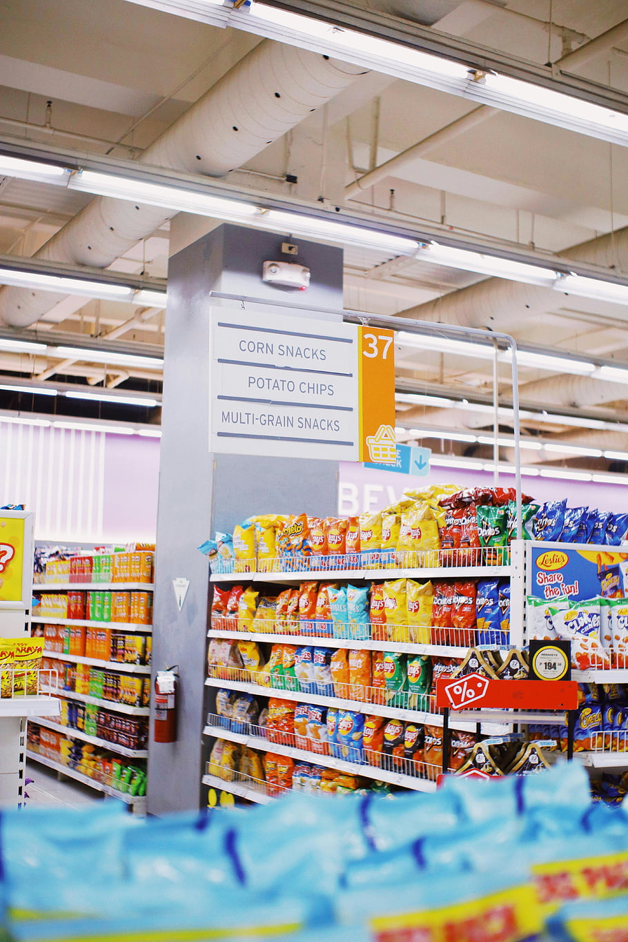 kukuřičné občerstvení, brambůrky, Multi-zrno občerstvení, Ulička supermarketu, Barevné čipy, obchod s potravinami, svačina ulička, Odrůda čipu, Občerstvení supermarketu, Aisle 37, Výběr svačiny