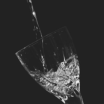 저속, 맑은 와인 글라스, 물 쏟아지는, 검은 배경, 액체 운동, 유리 제품 사진, 투명 유리, 물 튀김, 고속 사진, 마시는 것, 음료 용 유리