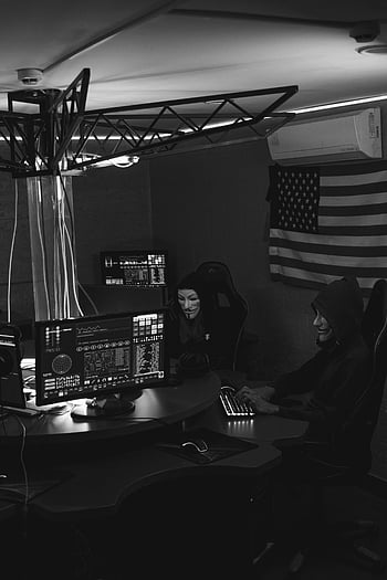 hackery, fotografie ve stupních šedi, dim, Práce na počítačích, kybernetický útok, Anonymní hackeři, židle, americká vlajka, počítačové monitory, Postavy s kapucí, maska ​​fawkes chlap