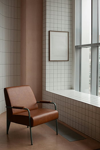 Brun læder lænestol, moderne interiør, stilfuld indstilling, lyst værelse, vindue visning, Mock Up Frame, flisebelagt væg, moderne design, minimalistisk indretning, indendørs møbler, hyggeligt hjørne