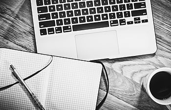 macbook pro, bílý keramický hrnek, černobílý obraz, pracovního prostoru, laptop, notebook, pero, kávový šálek, nastavení stolu, Nástroje produktivity, černobílé fotografování