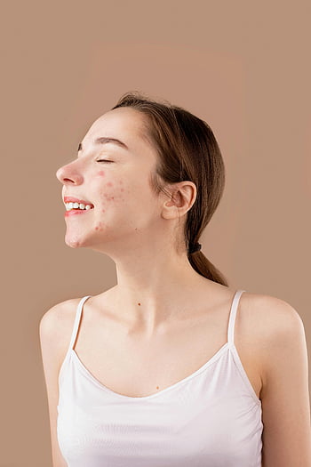 笑顔の女性、 タンクトップ、 プロフィール、 若い女性、 にきび、 ベージュ色の背景、 目を閉じて、 自然の美、 スキンケア、 肖像画、 率直な笑顔