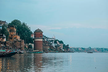Varanasi, uttar pradesh, India, vízparti épületek, történelmi ghaták, gangesz folyó, szürkület nézet, festői jelenet, folyóparton, csónak, építészet