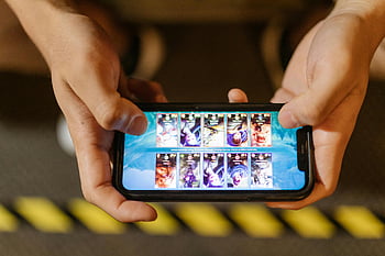 Mobiles Spielen, League of Legends, Nahaufnahme Hände, Smartphone -Spiel, Spielschnittstelle, Handyspiel, Gaming -Schnittstelle, Smartphone -Spiele, Nahaufnahme, Spielfiguren, Mobiles Gameplay