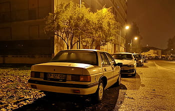Chevrolet Corsica, zaparkowany samochód, nocna scena, Światła uliczne, miejskie ustawienie, drzewa, tablica rejestracyjna, wiele samochodów, mokra nawierzchnia, budynek, jesienne liście