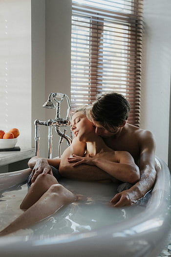 Pár koupání, vana, intimní okamžik, Luxusní vana, Pár ve vaně, Romantická koupel, Sdílená vana, čas na koupání, Pár relaxace, Koupelnová scéna, Nastavení vany