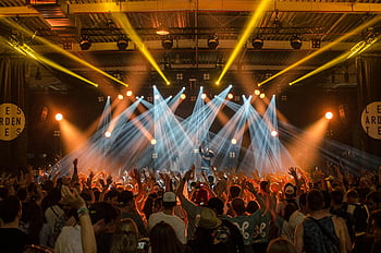 koncert, diskotek hus, Energisk musik, skarpt lys, livlig publikum, indendørs begivenhed, hejende folkemængde, musik scene, scene lys, Koncertatmosfære, indendørs koncert