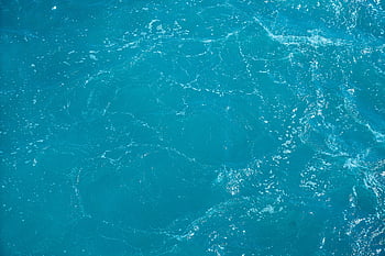 planche bleu d'eau, photo en gros plan, eau de l'océan turquoise, réflexions lumineuses, vue vibrante, eau détaillée, surface de l'océan, texture de l'eau, océan bleu, ondulations de l'eau, vagues de l'océan