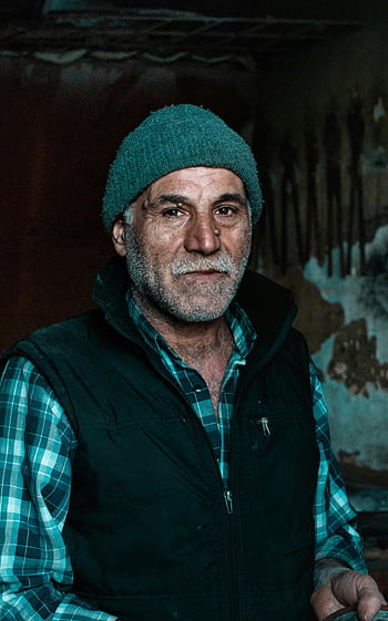 ældre mand, blå jakke, beanie hat, portrætfoto, senior mand, tankevækkende portræt, indendørs, afslappet tøj, vinter tøj, ældet individ, indendørs indstilling