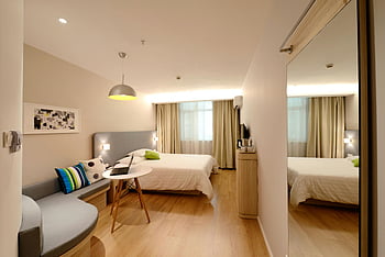 hotelový pokoj, interiér ložnice, moderní dekor, neutrální tóny, přirozené světlo, Útulný výzdoba, Prostorný pokoj, dřevěná podlaha, moderní design, Ubytování v hotelu, Vzhled interiéru
