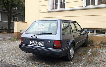 ford escorte, Pause, vieilles plaques d'immatriculation, voiture ancienne, garé, rue, feuilles d'automne, Plaque d'immatriculation européenne, voiture classique, vue arrière, break