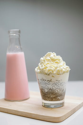 chia siemenpullo, kermavaahto, vaaleanpunainen maitopullo, jälkiruoka, pirtelö, terveellistä välipalaa, kermainen jälkiruoka, chia-siemenet, piippaus, lasi jälkiruoka, puinen tarjotin