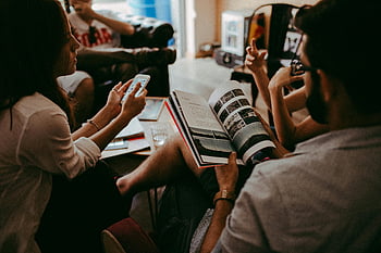 Discussione di gruppo, persone che leggono, rivista, interagendo all'interno, gruppo casuale, seduto sulla sedia, impostazione interna, lettura del libro, Interazione sociale, Atmosfera rilassata, raduno casual