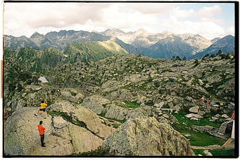 horská turistika, členitý terén, letní obloha, turistů, horské krajiny, skalnatý terén, venkovní dobrodružství, pohled, fotografování přírody, horské vrcholy, turista na skalách
