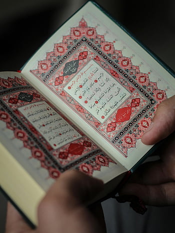 Corano, scrittura ornata, Design dettagliato, pagine colorate, colpo del primo piano, testo islamico, libro religioso, libro sacro, Calligrafia araba, pagine rosse, Corano aperto
