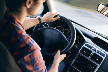 muž jízdy, moderní auto, Podrobnosti palubní desky, volant, detailní pohled, interiér vozidla, ruce řidiče, ovládací prvky automobilu, zobrazení řídicího panelu, Podrobnosti řízení, interiér vozu