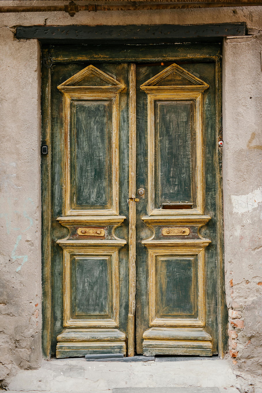 staré kamenné budovy, Shabby dveře, Vintage dřevěné dveře, složité detaily, historické architektury, tbilisi, Gruzie, vchod, kamenná zeď, zvětralé dveře, architektonický detail