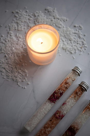 Spa Santai, lilin menyala, garam organik, garam mandi, permukaan marmer, botol, suasana spa, relaksasi, aromaterapi, perawatan diri, kesehatan