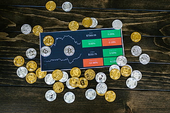 monedas de bitcoin, inversión en criptomonedas, gráfico de cotizaciones, mesa de madera oscura, monedas de oro, monedas de plata, Inversión en bitcoins, mercado de criptomonedas, gráfico financiero, moneda digital, análisis de inversiones