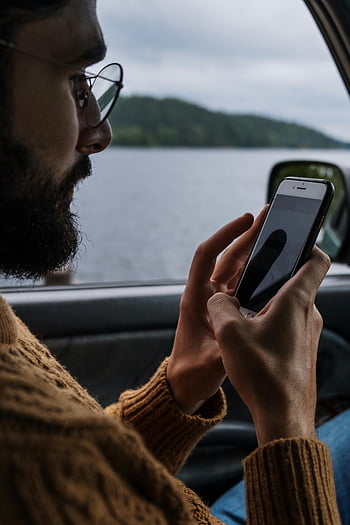 textos homme, voiture, téléphone intelligent, lac serein, homme de race blanche, assis en voiture, Près du lac, envoyer des SMS sur le téléphone, dans la voiture, paysage calme, homme barbu