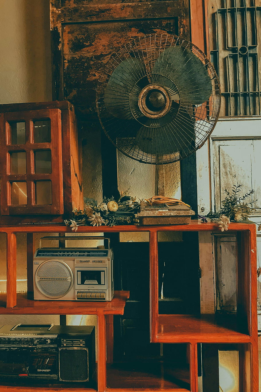 Odtočený zelený ventilátor, Vintage vietnamská výzdoba, starý fanoušek, dřevěný nábytek, Nostalgický obývací pokoj, rádio, starožitný nábytek, retro výzdoba, vinobraní interiér, Staromódní výzdoba, Ostré rádio