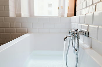 rustfritt stål kran, keramiske fliser, Keramisk badekar, Moderne kran, Solbelyst bad, Baderomsdesign, Badekarkran, hvite fliser, bad inventar, moderne bad, Stilig badekar