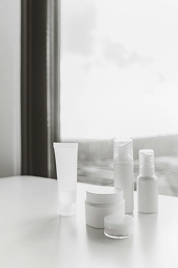 produk perawatan kulit, bidikan close-up, tampilan elegan, Pengaturan minimalis, pengaturan alam, wadah putih, Produk kecantikan, perawatan kulit rutin, produk kosmetik, estetika bersih, cahaya alami