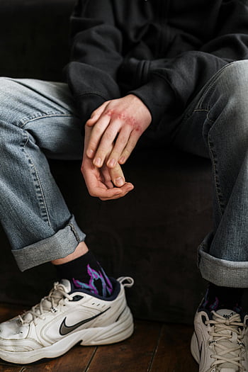 swobodne dżinsy, trampki nike, fioletowe i białe trampki, złożone dłonie, ustawienie wewnętrzne, nastolatek, obrażenia, niebieskie jeansy jeansowe, Białe tenisówki, fioletowe skarpetki, Zwyczajny outfit