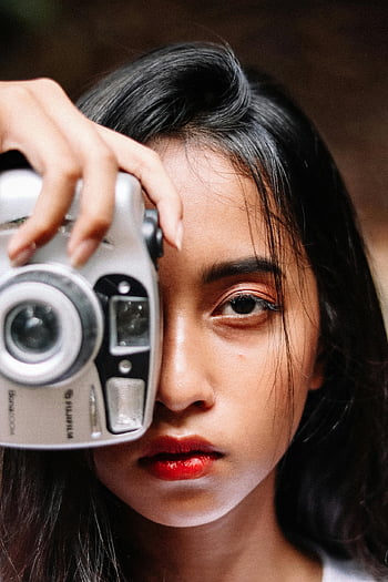 žena hospodářství fotoaparát, vinobraní fotoaparát, umělecký portrét, fotografická témata, vážný výraz, stříbrný fotoaparát, detailní fotografie, fotografka, portrétní fotografie, fujifilm fotoaparát, umělecký výraz