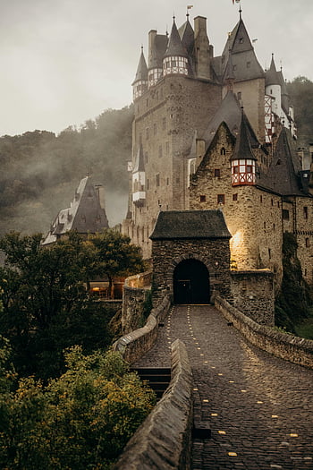 eltz schloss, Deutschland, nebligen Hügeln, magische Aussicht, historisches Schloss, mittelalterliche Architektur, Steinbrücke, Kopfsteinpflaster, Waldlandschaft, Europäisches Schloss, szenische Ansicht