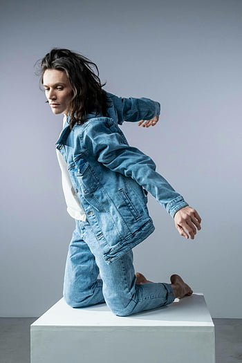 mann iført denimjakke, Stilig portrett, jean jakke, jeans, Dynamisk positur, Studioinnstilling, motefotografi, mannlig modell, Uformell stil, denim antrekk, studio portrett