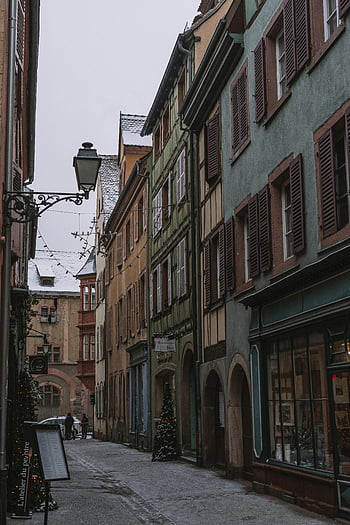 Evropské ulice, úzká ulice, barevné budovy, zimní scény, zasněžené střechy, kuriózní ulice, evropské architektury, zimní fotografie, pouliční fotografie, Evropské město, Slavnostní ulice