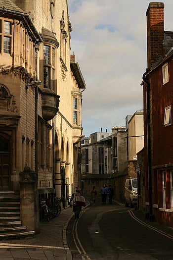 Schmale asphaltierte Straße, London Street, historische Architektur, Fußgänger, sonniger Tag, malerische Straße, Stadtstraße, städtische Szene, historische Gebäude, Straßenszene, Details zur Architektur