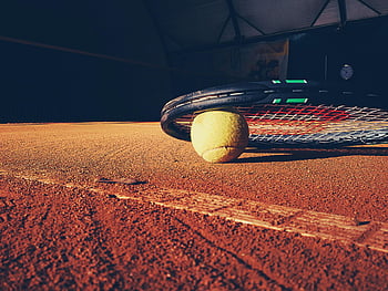 palla da tennis, racchetta da tennis, Corte indoor, attrezzatura sportiva, colpo del primo piano, gioco di tennis, attività sportiva, attrezzatura da tennis, palla sportiva, campo da tennis, fotografia sportiva