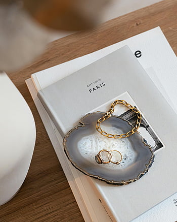 sofistikeret livsstil, smykker, magasin, guld smykker, agatbakke, Paris byguide, fladt læg, moderne elegance, stilfuld, ringe, armbånd