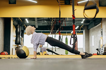 mulher alongamento, Exercício de Pilates, bola medicinal, academia moderna, atleta feminina, exercício de alongamento, Configuração da academia, treino de fitness, bola de exercício, treino interno, Equipamento de ginástica